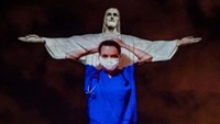 Penghormatan untuk para tenaga medis dilakukan dengan merefleksikan foto-foto para tenaga medis di badan Patung Kristus.