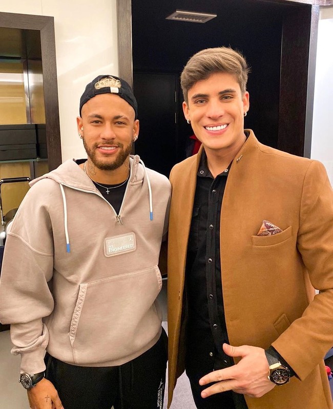 Tiago sendiri tampaknya sudah cukup akrab dengan Neymar. Di akun Instagram-nya, pria tersebut kedapatan menghadiri pesta ulang tahun anak pacarnya yang lebih tua enam tahun darinya itu. Dalam postingannya dua tahun lalu, Tiago juga pernah mengungkap jika ia fans Neymar. Foto: Instagram