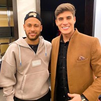 Tiago sendiri tampaknya sudah cukup akrab dengan Neymar. Di akun Instagram-nya, pria tersebut kedapatan menghadiri pesta ulang tahun anak pacarnya yang lebih tua enam tahun darinya itu. Dalam postingannya dua tahun lalu, Tiago juga pernah mengungkap jika ia fans Neymar. Foto: Instagram