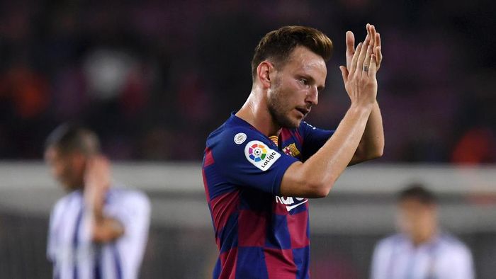 ivan rakitic barcelona BARCELONA, SPAIN - OCTOBER 29: Ivan Rakitic of FC Barcelona applauds fans following victory in the Liga match between FC Barcelona and Real Valladolid CF at Camp Nou on October 29, 2019 in Barcelona, Spain. (Photo by Alex Caparros/Getty Images)