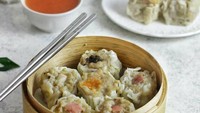 Untuk kamu yang di Tangerang, tak perlu repot lagi kalau mau jajan dim sum halal dan enak. Coba cek saja Instagram @rinies.food. Untuk 10 pcs dim sum siomay ayam dengan topping wortel, cumi, kepiting, hingga smoked beef cuma dibanderol harga Rp 35.000. Rinies food juga menjual bacil (bakso kecil) dengan harga Rp 30.000 isi 50 pcs. FOTO: @rinies.food
