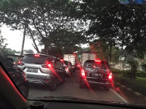 Tetap Banyak Kendaraan Saat PSBB, Jalanan di Jakarta Timur Macet