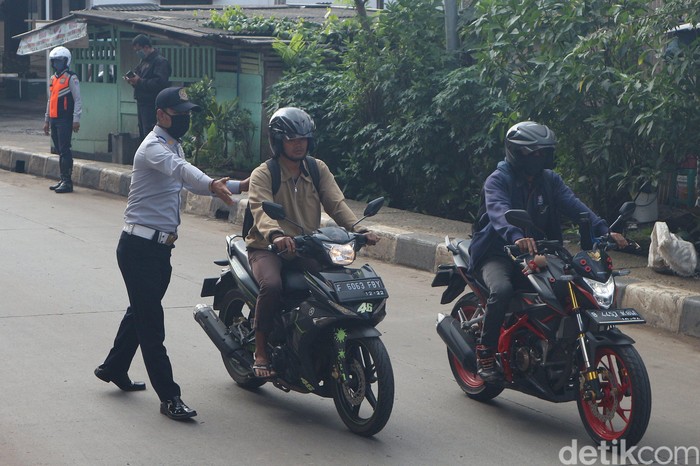 Petugas Lakukan Pemeriksaan PSBB di Lampiri Kalimalang Petugas gabungan Dishub, TNI, Polri melakulan pemeriksaan di check point penerapan aturan Pembatasan Sosial Berskala Besar (PSBB) Lampiri, Kalimalang, Jakarta Timur.