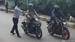 Petugas Lakukan Pemeriksaan PSBB di Lampiri Kalimalang