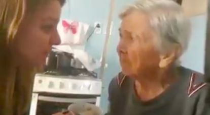 Nenek pengidap alzheimer disuapi makan cucunya