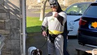 Dia berdandan mulai dari kostum Batman, prajurit Romawi, koboi, kostum badut dan aneka tema lainnya. (@jackp593/Twitter)