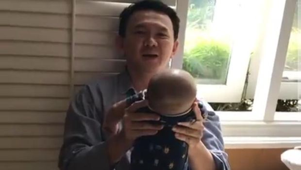 Ahok momong Yosafat.