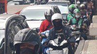 Kemacetan ini terjadi karena adanya galian jaringan listrik PLN dan perbaikan jalan dikawasan dekat Pabrik Aqua Pondok Ungu. 