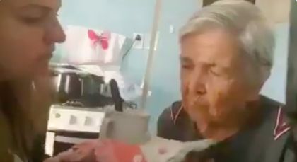Nenek pengidap alzheimer disuapi makan cucunya