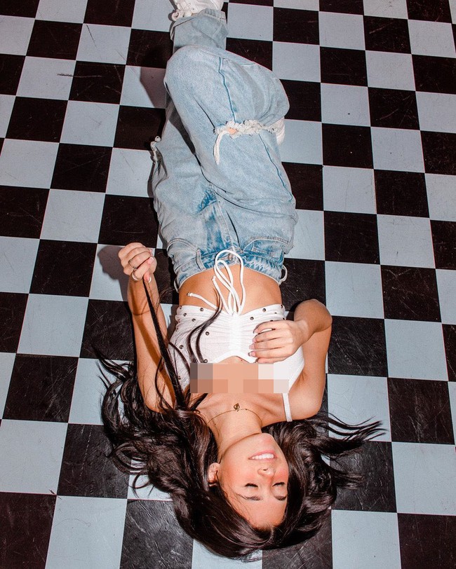 Kakak tiriku berasal dari Mesir, dan semua itu, jadi aku tahu video itu bisa disebut ofensif. Aku hanya ingin meminta maaf kepada siapa saja yang tersinggung. Aku minta maaf kepada siapapun yang memiliki agama itu, kata Nessa Barrett. Foto: Instagram