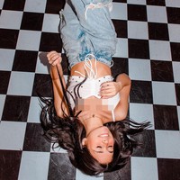 Kakak tiriku berasal dari Mesir, dan semua itu, jadi aku tahu video itu bisa disebut ofensif. Aku hanya ingin meminta maaf kepada siapa saja yang tersinggung. Aku minta maaf kepada siapapun yang memiliki agama itu, kata Nessa Barrett. Foto: Instagram