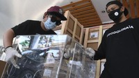 Dua anggota Ikatan Alumni Komunikasi UPN Veteran Yogyakarta menyelesaikan pengepakan aerosol box di Kedai Kopi Dodol, Pancoran, Jakarta, Senin (13/4/2020).
