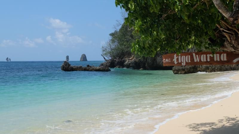 pantai tiga warna malang