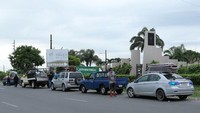 Sejumlah mobil antre memasuki areal pemakaman di Guayaquil. Di antara mobil yang antre itu terlihat beberapa sedan yang ikut mengangkut jenazah. Pengangkutan dilakukan dengan cara diikat di atas atap mobil. 