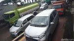 Jelang PSBB di Bekasi, Bundaran Harapan Indah Macet