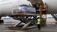 RGE Group bersama Tanoto Foundation mendatangkan gelombang terakhir untuk bantuan APD, yang sebelumnya diangkut pesawat carter khusus tiba di Lanud Halim Perdanakusuma. Foto: dok. Garuda Indonesia