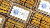 Jika bosan pesan lauk bento, risol mayonnaise, dim sum, atau cheese stick, toko online ini jual frozen food yang sedikit berbeda. Namanya @chill.frozenfood yang berlokasi di Tangerang ini menawarkan misoa goreng yang rasanya gurih dan lezat. Tinggal dicocol pakai saus sambal atau mayonaise, cocok untuk teman bersantai di rumah. Harganya Rp 40.000 / box. FOTO: @chill.frozenfood (tangerang)