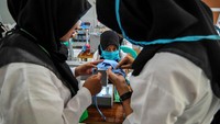 Sejumlah penyandang disabilitas memproduksi masker di Panti Sosial Rehabilitasi Penyandang Disabilitas Dinas Sosial Jabar, Cimahi, Jawa Barat, Senin (13/4/2020).