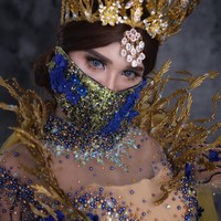 MUA Lera juga membuat masker pengantin bertabur payet dan mutiara bernuansa biru dan gold, serasi dengan warna gaunnya. Bidadari DISTANCING  New gwon iera BOUTIQUE , tulis @ieramakeup_nd_boutique. Foto: instagram @mahayunesa_makeup