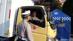 Petugas Pantau Check Point PSBB di Pintu Tol Bekasi Barat