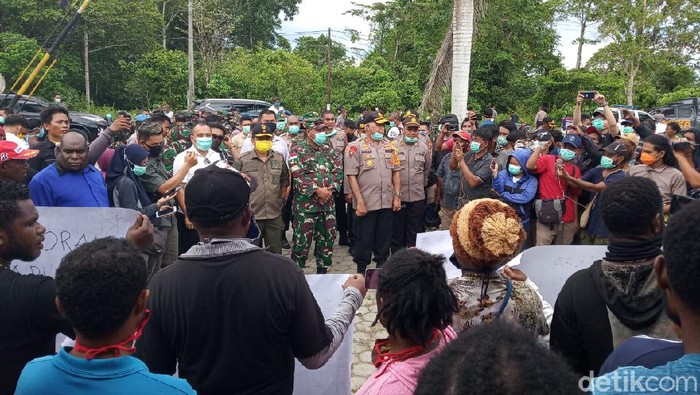 Pangdam Cenderawasih Mayjen TNI Herman Asaribab dan Kapolda Papua Irjen Paulus Waterpauw menjenguk keluarga dua jenazah korban penembakan di Timika.