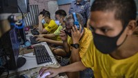Sementara di Filipina, para napi menggunakan fasilitas komputer dan internet untuk menghubungi sanak saudaranya yang tidak diperbolehkan berkunjung ke lapas akibat pandemi ini. (Ezra Acayan/Getty Images)