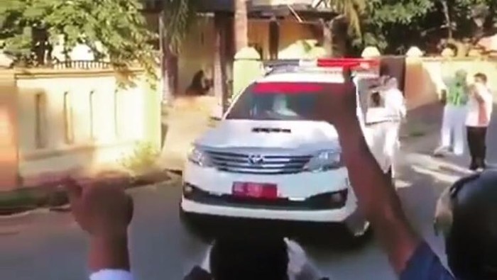 Tangkapan layar video viral warga semangati pasien positif Corona.