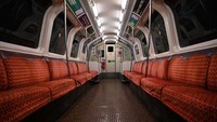 Bahkan transportasi massal yang biasanya ramai oleh para pekerja kini sepi dari penunmpang. Seperti yang terlihat di salah satu kereta bawah tanah Skotlandia ini. Jeff J Mitchell/Getty Images.