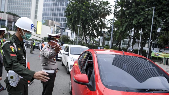 Satpol PP meminta pengendara motor mengenakan masker saat pemeriksaan kepatuhan Pembatasan Sosial Berskala Besar (PSBB) di kawasan Bundaran HI, Jakarta, Senin (13/4/2020). Pemeriksaan tersebut untuk memastikan setiap pengendara mobil dan motor mematuhi aturan PSBB yang diterapkan di DKI Jakarta. ANTARA FOTO/Hafidz Mubarak A/wsj.