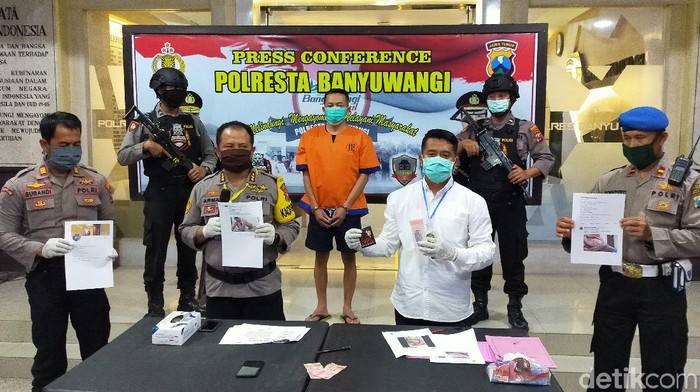 Seorang gay di Banyuwangi ditangkap karena mem-posting konten pornografi. Ia memamerkan tubuhnya untuk menarik pelanggan yang mau dipijat dan tidur dengannya.