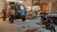 Sebab, saat mobil itu datang ke bengkel sudah dalam kondisi rongsok, dan siap didaur ulang.  Foto: Holy Shift Garage