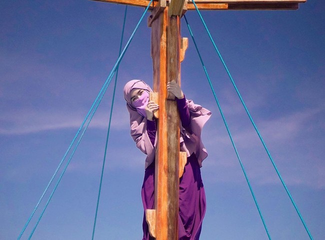 Dikutp dari akun Instagram Wafiq, ia kerap menggunakan bahasa sehari-hari yang ringan dan seperti anak remaja seusianya. Seperti saat ia sedang berada di Flores, NTT dan berpose memakai gamis serta cadar ungu. Yg di kapal pada panik. Gue? Santuy aja sambil memandangi view sekitar️ Yg moto @taqy_malik, tulis Wafiq.  Foto: instagram @wafiq_malik