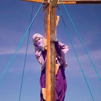 Dikutp dari akun Instagram Wafiq, ia kerap menggunakan bahasa sehari-hari yang ringan dan seperti anak remaja seusianya. Seperti saat ia sedang berada di Flores, NTT dan berpose memakai gamis serta cadar ungu. Yg di kapal pada panik. Gue? Santuy aja sambil memandangi view sekitar️ Yg moto @taqy_malik, tulis Wafiq.  Foto: instagram @wafiq_malik