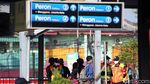 Potret Aktivitas Warga di Stasiun Bekasi Jelang Penerapan PSBB