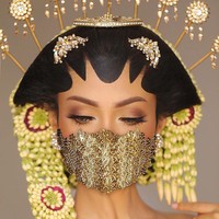 Kreasi berikutnya dari makeup artist bernama Armanarmano. Dia mendandani pengantin wanita adat Jawa yang memakai masker warna gold. Warganet pun  dibuat terpana karena kecantikan dan masker yang dikenakannya. Masker ny bagus bgt mewah lg, puji akun @nia_2521. Keren banget kak Arman, kusukaaaaa makeup dan maskernya , kata akun @rizkabawonomakeup. Foto: instagram @armanarmano