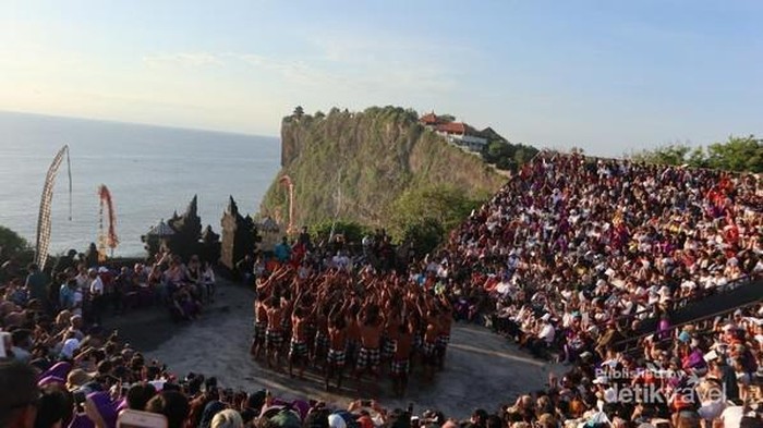 Tari Kecak Pura Uluwatu Bali