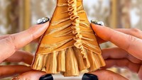 Gaun seksi berwarna gold ini pasti cantik dipakai untuk pesta dansa. Di tangan cekatan Liz Joy hiasan cookies tersebut terlihat detail dengan aksen renda di tengah gaunnya. Foto: Instagram @inspiredtotaste