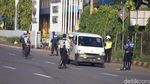 Petugas Pantau Check Point PSBB di Pintu Tol Bekasi Barat