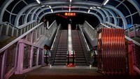 Selanjutnya ada stasiun kereta di Beijing China yang sepi tanpa warga, Biasanya stasiun ini selalu ramai dan sibuk setiap harinya. Kini Stasiun ini harus istirahat sementara waktu karena COVID-19. Kevin Frayer/Getty Images.  