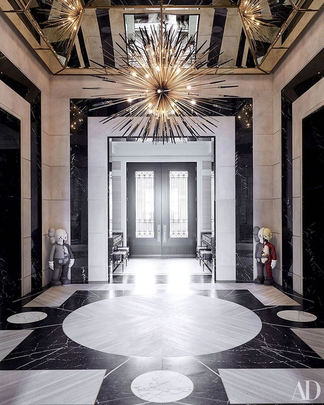 Pelantun Hotline Bling ini menunjukan rumahnya yang seluas 50 ribu kaki persegi yang disebut sebagai The Embassy. Mansion itu pun menyimpan ruang-ruang mewah, seperti kloset khusus tas Birkin hingga studio rekaman kelas dunia. Foto: Instagram @champagnepapi