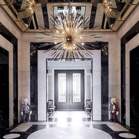 Pelantun Hotline Bling ini menunjukan rumahnya yang seluas 50 ribu kaki persegi yang disebut sebagai The Embassy. Mansion itu pun menyimpan ruang-ruang mewah, seperti kloset khusus tas Birkin hingga studio rekaman kelas dunia. Foto: Instagram @champagnepapi