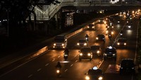 Tak ada kemacetan dan antrian seperti hari-hari sebelum Pandemi. Beginilah suasana lalu lintas di Jalan Sudirman, Jakarta, Selasa (14/4/2020).