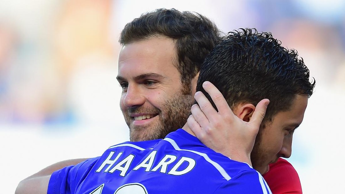 Juan Mata (Manchester United) menunjuk mantan rekan setimnya di Chelsea, Eden Hazard, sebagai pemain terbaik di Premier League. (Foto: Getty Images/Jamie McDonald)