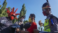 Salah satu aksi nyata melawan virus Corona itu adalah dengan menghimbau kepada seluruh pengguna jalan agar selalu mengenakan masker guna memutus mata rantai penyebaran COVID-19.