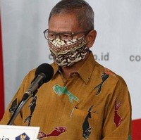 Masker dengan motif batik kombinasi juga pernah menjadi andalan Achmad Yurianto. Entah itu dibuat dengan teknik membatik asli (tulis atau cap) atau cetak digital, masker kain pilihan Achmad Yurianto yang pasti sukses menyita atensi netizen. Setiap ada berita update corona, aku malah salah fokus sama corak masker yg dipakek Bapak Achmad Yurianto, kicau seorang pengguna Twitter. Ada pula yang mengunggah deretan foto gaya Achmad Yurianto memakai masker tersebut. Koleksi masker bpk Achmad Yurianto, tulis dia.  (Foto: Dok. BNPB)