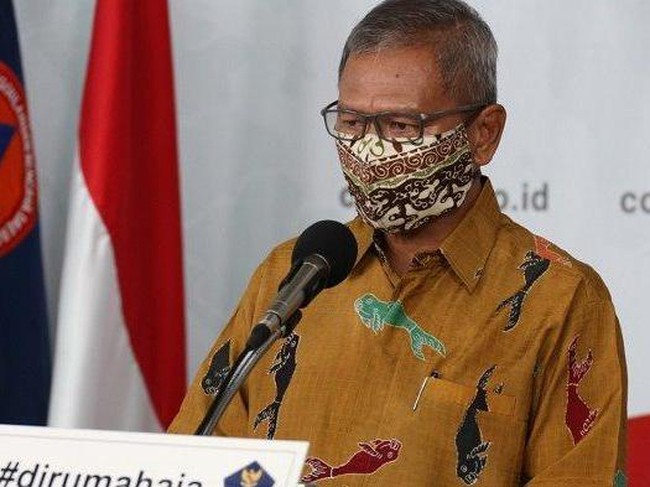 Masker dengan motif batik kombinasi juga pernah menjadi andalan Achmad Yurianto. Entah itu dibuat dengan teknik membatik asli (tulis atau cap) atau cetak digital, masker kain pilihan Achmad Yurianto yang pasti sukses menyita atensi netizen. Setiap ada berita update corona, aku malah salah fokus sama corak masker yg dipakek Bapak Achmad Yurianto, kicau seorang pengguna Twitter. Ada pula yang mengunggah deretan foto gaya Achmad Yurianto memakai masker tersebut. Koleksi masker bpk Achmad Yurianto, tulis dia.  (Foto: Dok. BNPB)