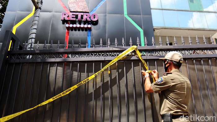 Tempat karaoke yang berada di Jalan Gatot Subroto, Kota Bandung, disegel Satpol PP. Tempat karaoke tersebut disegel karena masih beroperasi di tengah COVID-19.