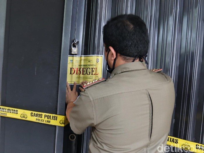 Tempat karaoke di Bandung disegel gegara beroperasi saat pandemi Corona