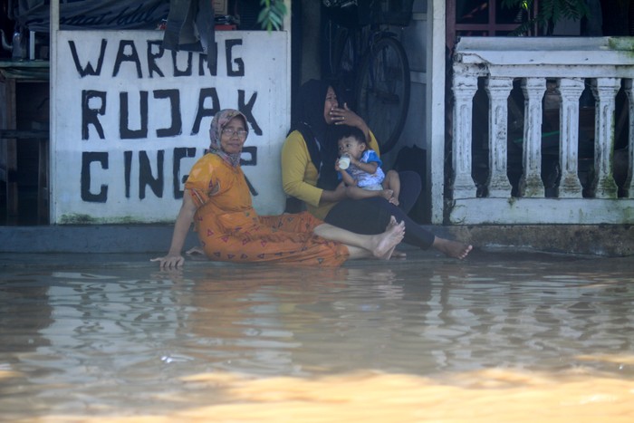 Banjir menerjang Pasuruan dan Madiun, Jawa Timur, Selasa (14/4/2020). Banjir tersebut disebabkan hujan deras di kawasan tersebut.