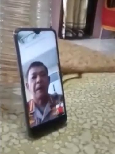 Momen Bripka Jerry menerima video call dari Kapolri Jenderal Idham Azis (Screenshot video viral)